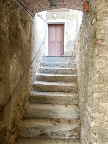 Vaison-la-Romaine (84110) COUP DE COEUR ! BELLE ET AUTHENTIQUE MAISON DE VILLAGE A RESTAURER AU COEUR D'UN VILLAGE TEMPLIER