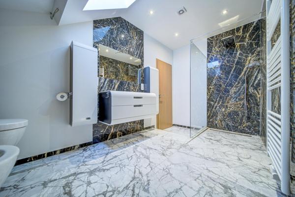 corps de ferme  230 m2 avec box et carriere terrain 4270 m2