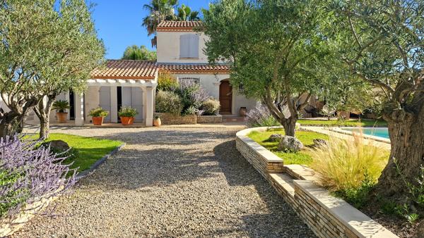 Magnifique villa avec piscine et extérieur d'exception à Maraussan
