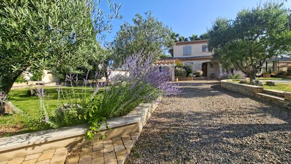Magnifique villa avec piscine et extérieur d'exception à Maraussan