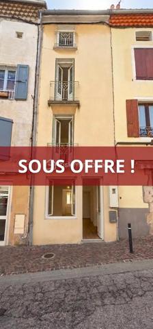 En plein centre-ville, au calme et à l'écart de la nationale qui traverse Langogne, découvrez cette petite maison de ville offrant un beau potentiel. Elle est idéalement située à proximité immédiate des établissements scolaires, des commerces et des places de parking.
Rez-de-chaussée : Un sas d'entrée et un espace chaufferie (équipé d'une chaudière au fioul et d'un cumulus), offrant de belles possibilités de rangement.
1er étage : Une cuisine lumineuse de 11 m², une salle d'eau et un WC.
2ème étage : Deux chambres spacieuses de 12 m² et 9 m².
Dernier étage (Combles aménagés) : Un véritable atout ! Deux belles pièces a rafraichir ont déjà été créées pour offrir des espaces supplémentaires selon vos besoins (chambres, bureau, salle de jeux...). 
Les prestations & atouts :
Menuiseries en PVC double vitrage.
Facilité de stationnement immédiate.
Diagnostics en cours de réalisation.