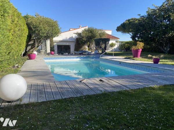 VILLA VUE MER SUR 1200 M² DE TERRAIN CLOS AVEC GARAGE DOUBLE PARKING ET PISCINE. 