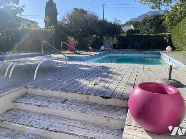 VILLA VUE MER SUR 1200 M² DE TERRAIN CLOS AVEC GARAGE DOUBLE PARKING ET PISCINE. 