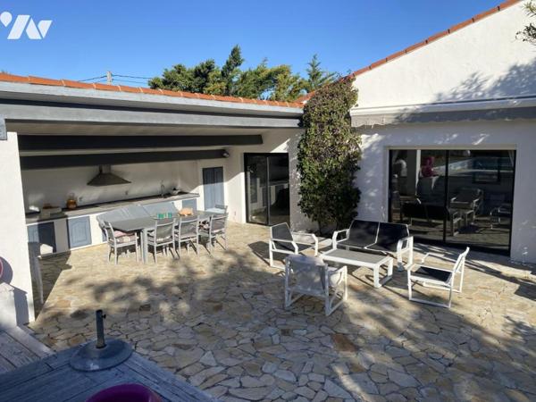 VILLA VUE MER SUR 1200 M² DE TERRAIN CLOS AVEC GARAGE DOUBLE PARKING ET PISCINE. 