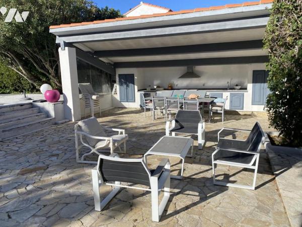 VILLA VUE MER SUR 1200 M² DE TERRAIN CLOS AVEC GARAGE DOUBLE PARKING ET PISCINE. 