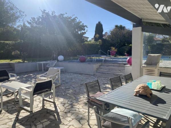 VILLA VUE MER SUR 1200 M² DE TERRAIN CLOS AVEC GARAGE DOUBLE PARKING ET PISCINE. 