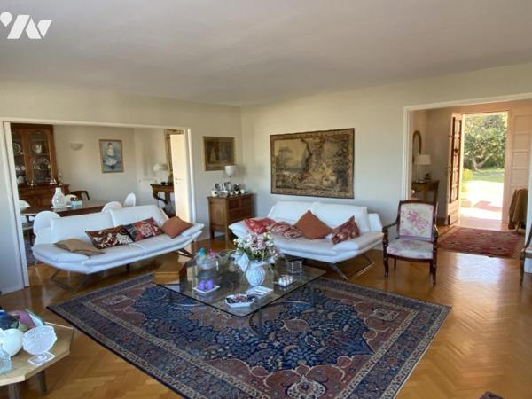 VILLA VUE MER SUR 1200 M² DE TERRAIN CLOS AVEC GARAGE DOUBLE PARKING ET PISCINE. 
