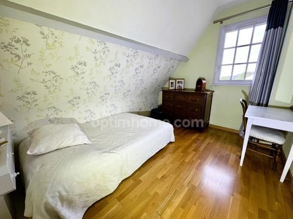 Maison à vendre à ORBEC (14), 4 chambres, Véranda, grand séjour, double garage, jardin arboré, vue dégagée