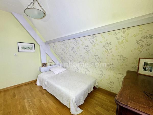 Maison à vendre à ORBEC (14), 4 chambres, Véranda, grand séjour, double garage, jardin arboré, vue dégagée