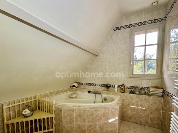 Maison à vendre à ORBEC (14), 4 chambres, Véranda, grand séjour, double garage, jardin arboré, vue dégagée