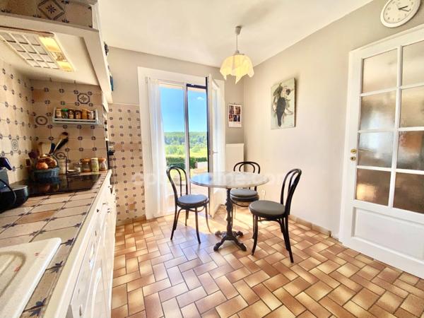 Maison à vendre à ORBEC (14), 4 chambres, Véranda, grand séjour, double garage, jardin arboré, vue dégagée