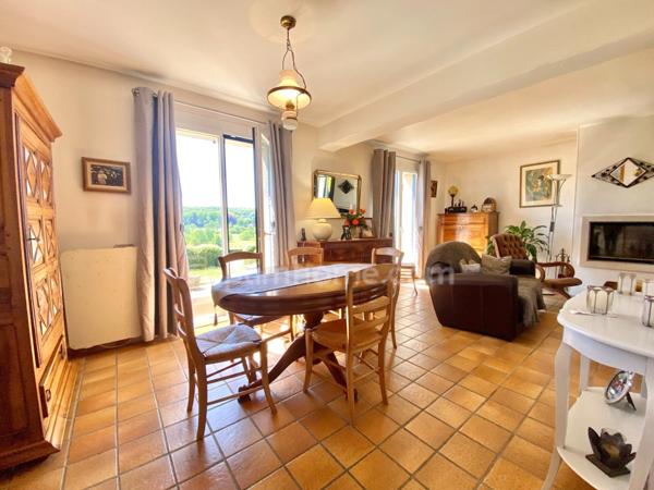 Maison à vendre à ORBEC (14), 4 chambres, Véranda, grand séjour, double garage, jardin arboré, vue dégagée