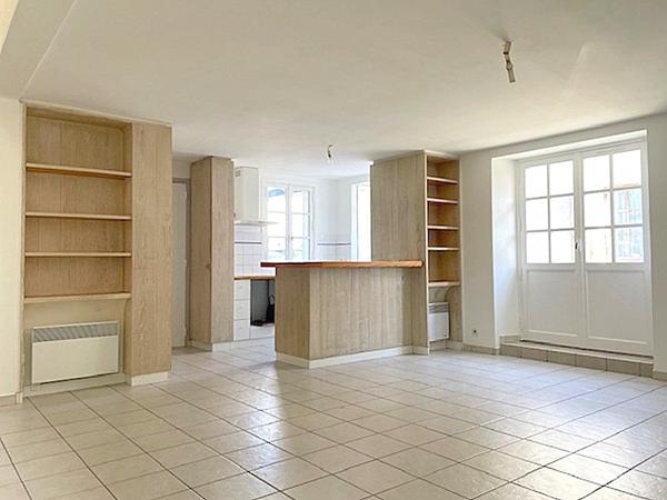 Maison en pierre 98 m2 3 chambres garage plein centre MARSILLY