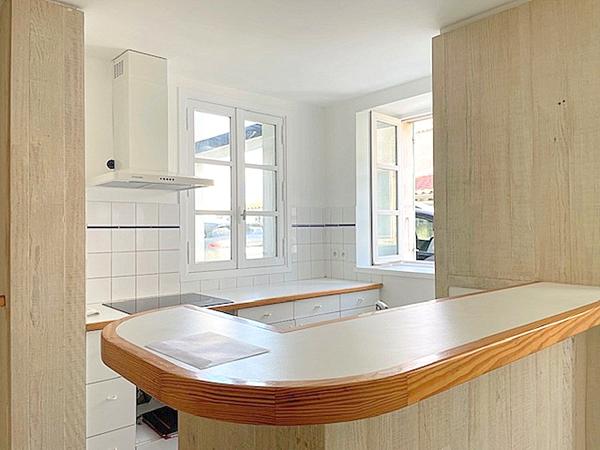 Maison en pierre 98 m2 3 chambres garage plein centre MARSILLY