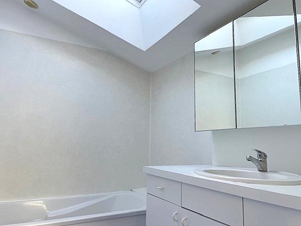 Maison en pierre 98 m2 3 chambres garage plein centre MARSILLY