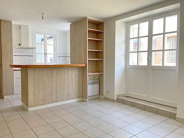 Maison en pierre 98 m2 3 chambres garage plein centre MARSILLY