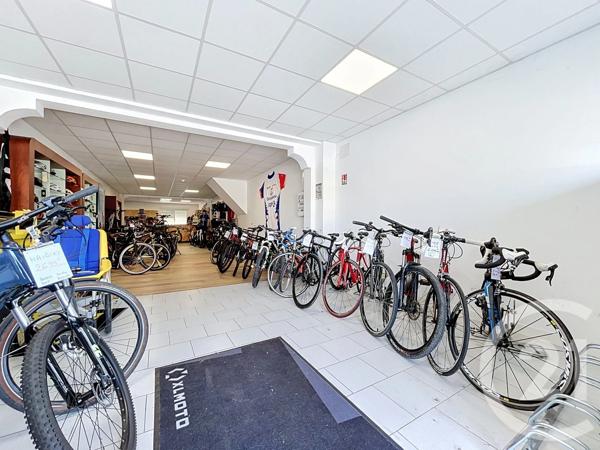 Immeuble à vendre  813 m 2   LAVAUR  - 81