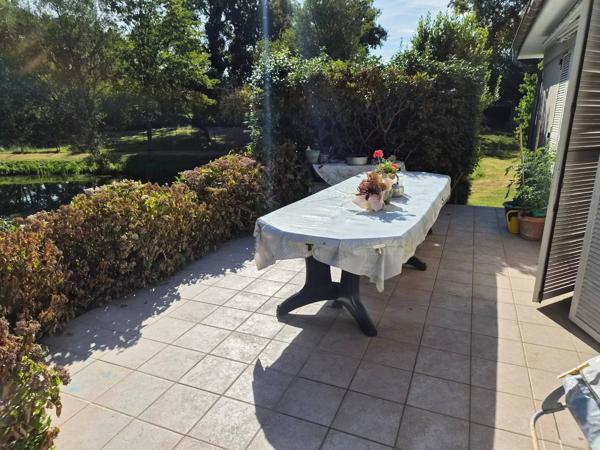 LAVAL MAISON DE 105 M2 HABITABLE A RAFRAICHIR AVEC TERRASSE AVEC VUE SUR UN ETANG ET 7300 M2 DE TERRAIN