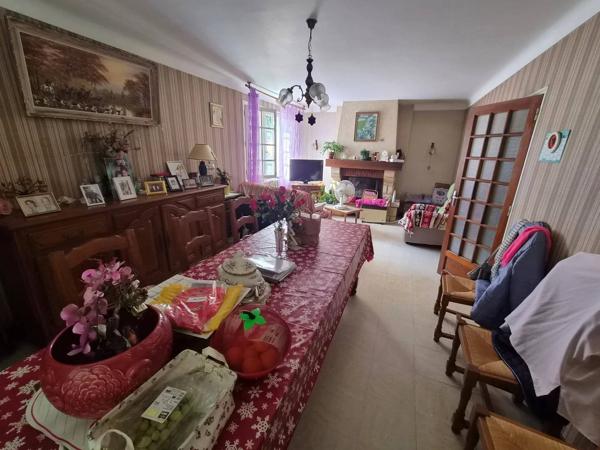 LAVAL MAISON DE 105 M2 HABITABLE A RAFRAICHIR AVEC TERRASSE AVEC VUE SUR UN ETANG ET 7300 M2 DE TERRAIN