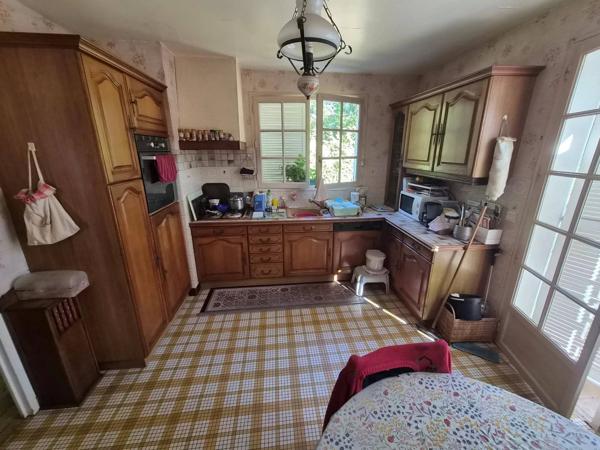 LAVAL MAISON DE 105 M2 HABITABLE A RAFRAICHIR AVEC TERRASSE AVEC VUE SUR UN ETANG ET 7300 M2 DE TERRAIN
