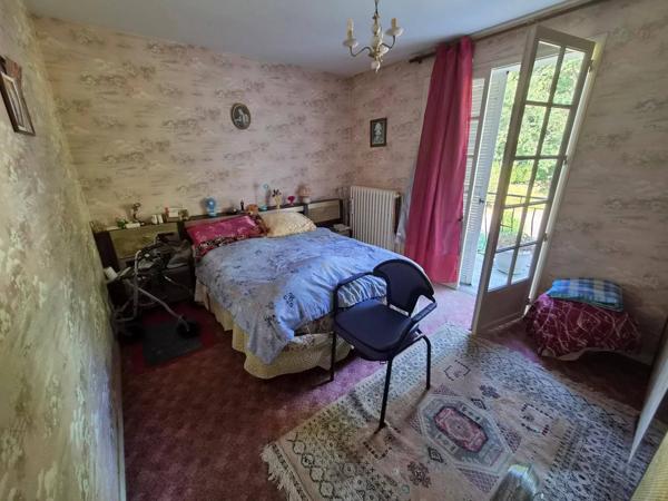 LAVAL MAISON DE 105 M2 HABITABLE A RAFRAICHIR AVEC TERRASSE AVEC VUE SUR UN ETANG ET 7300 M2 DE TERRAIN