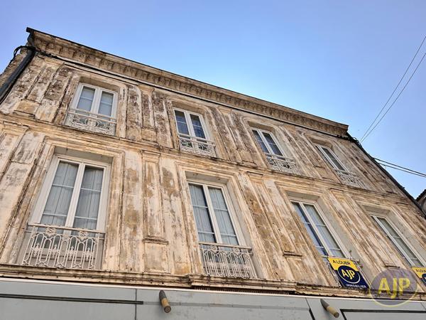Appartement à louer Saintes : 2 pièces, 33m² avec 1 chambre(s) à 535€ - AJP Immobilier Saintes
