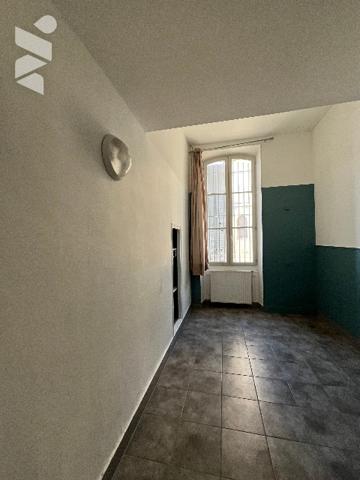 Immeuble d'environ 780 m² répartis sur quatre niveaux incluant deux terrasses