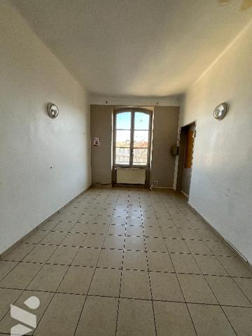 Immeuble d'environ 780 m² répartis sur quatre niveaux incluant deux terrasses