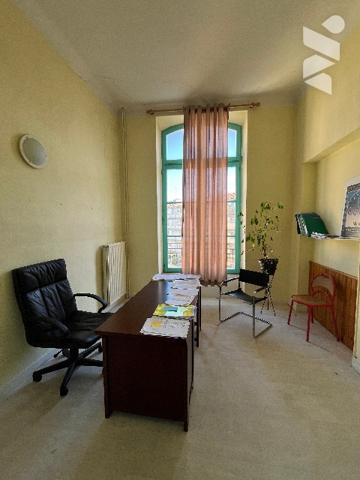 Immeuble d'environ 780 m² répartis sur quatre niveaux incluant deux terrasses