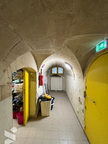 Immeuble d'environ 780 m² répartis sur quatre niveaux incluant deux terrasses
