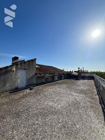 Immeuble d'environ 780 m² répartis sur quatre niveaux incluant deux terrasses