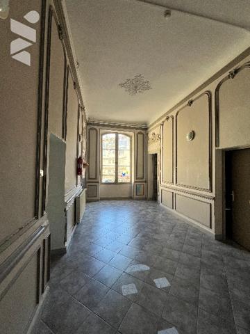 Immeuble d'environ 780 m² répartis sur quatre niveaux incluant deux terrasses