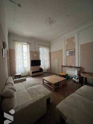 Immeuble d'environ 780 m² répartis sur quatre niveaux incluant deux terrasses