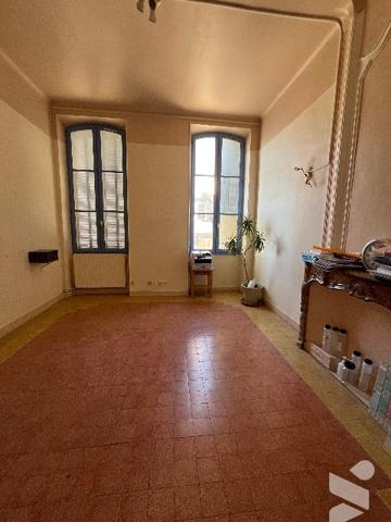Immeuble d'environ 780 m² répartis sur quatre niveaux incluant deux terrasses