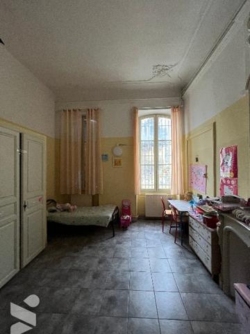 Immeuble d'environ 780 m² répartis sur quatre niveaux incluant deux terrasses