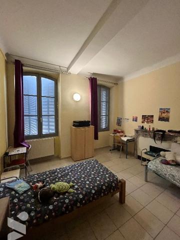 Immeuble d'environ 780 m² répartis sur quatre niveaux incluant deux terrasses