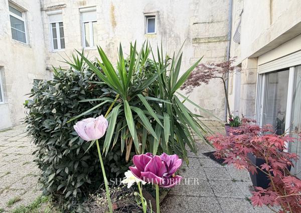 À vendre : immeuble de caractère situé à seulement 200 m du marché central de La Rochelle, comprenant 7 appart