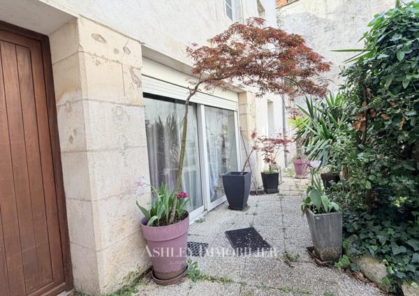 À vendre : immeuble de caractère situé à seulement 200 m du marché central de La Rochelle, comprenant 7 appart