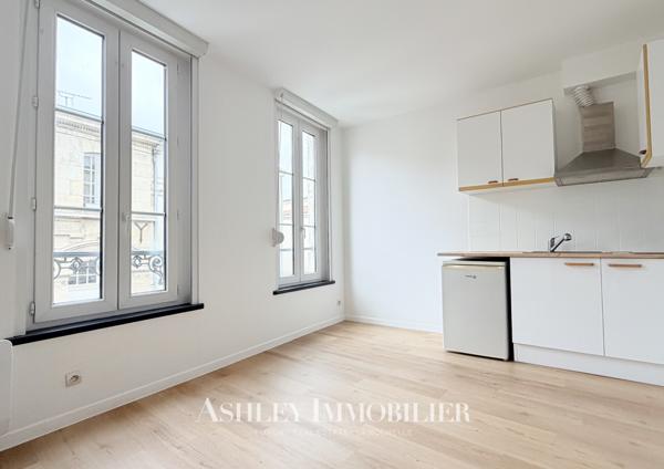 À vendre : immeuble de caractère situé à seulement 200 m du marché central de La Rochelle, comprenant 7 appart