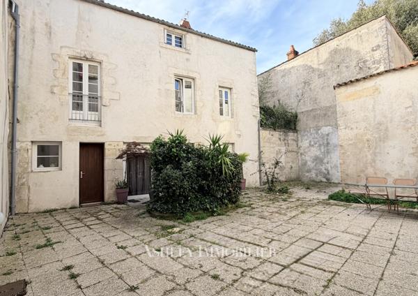 À vendre : immeuble de caractère situé à seulement 200 m du marché central de La Rochelle, comprenant 7 appart
