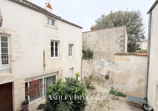 À vendre : immeuble de caractère situé à seulement 200 m du marché central de La Rochelle, comprenant 7 appart