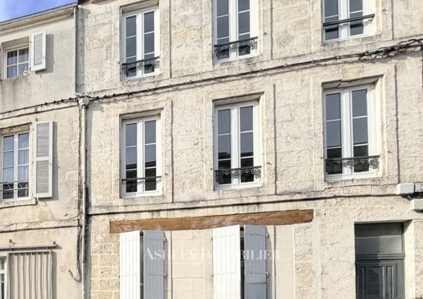 À vendre : immeuble de caractère situé à seulement 200 m du marché central de La Rochelle, comprenant 7 appart