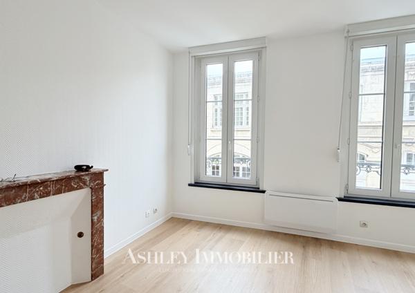 À vendre : immeuble de caractère situé à seulement 200 m du marché central de La Rochelle, comprenant 7 appart