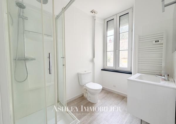 À vendre : immeuble de caractère situé à seulement 200 m du marché central de La Rochelle, comprenant 7 appart