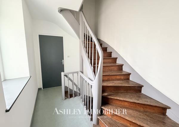 À vendre : immeuble de caractère situé à seulement 200 m du marché central de La Rochelle, comprenant 7 appart