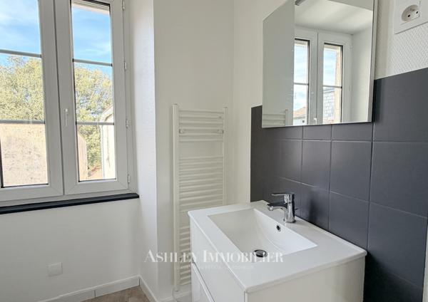 À vendre : immeuble de caractère situé à seulement 200 m du marché central de La Rochelle, comprenant 7 appart