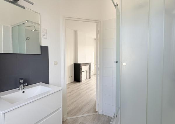 À vendre : immeuble de caractère situé à seulement 200 m du marché central de La Rochelle, comprenant 7 appart