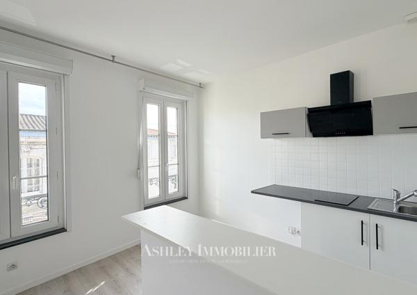 À vendre : immeuble de caractère situé à seulement 200 m du marché central de La Rochelle, comprenant 7 appart