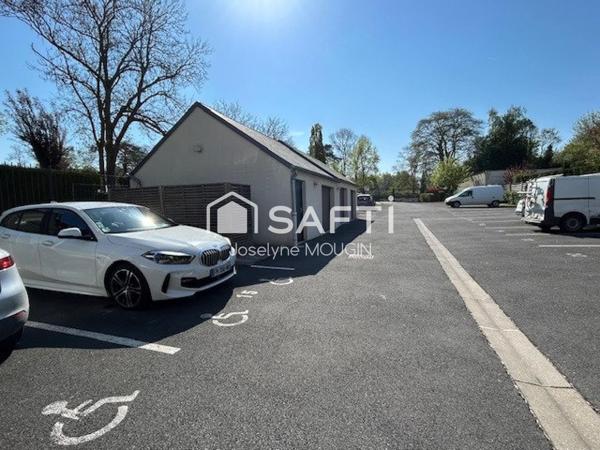 Grande place de parking aérienne sécurisée
