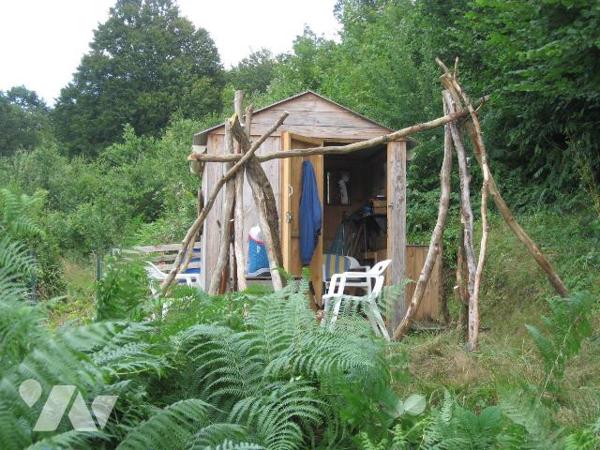 A Saint Denis de Méré, un bois d'une surface de 02ha 87a 00ca, avec abris en bois.